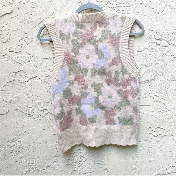ASTR Floral Sweater Vest In Lilac L - Picture 7 of 8